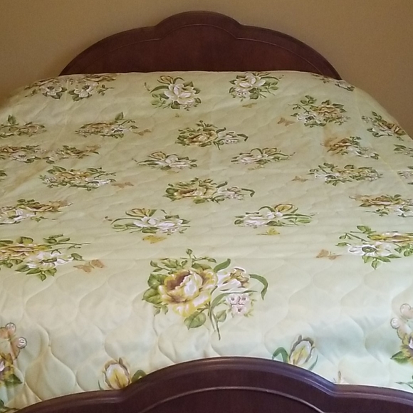 Vintage 1970"s floral bedspread approx 110" ×"120"